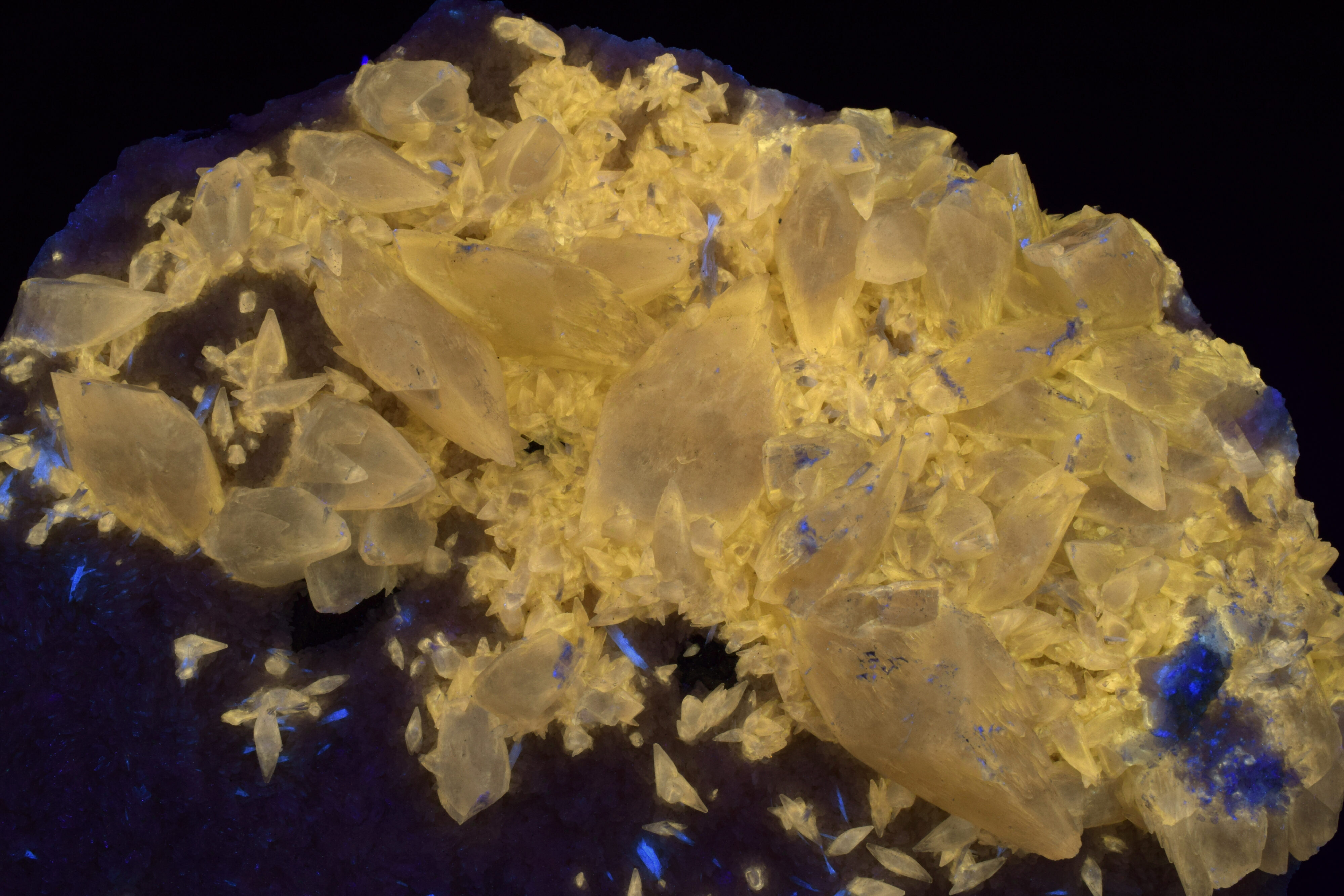 Fluorescence under midwave UV light. Closeup 1