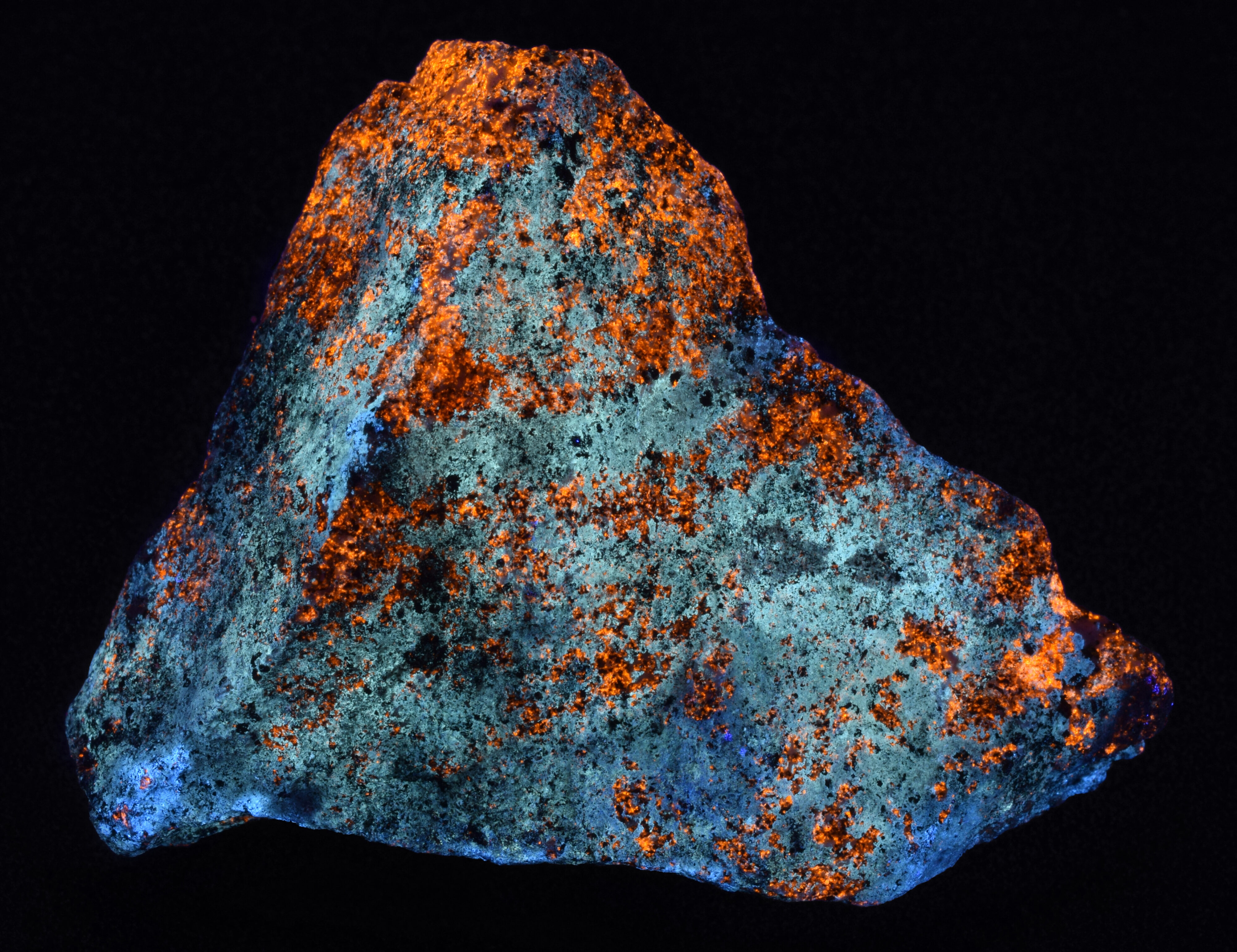 Fluorescence under fullwave (LW + MW + SW) UV light.