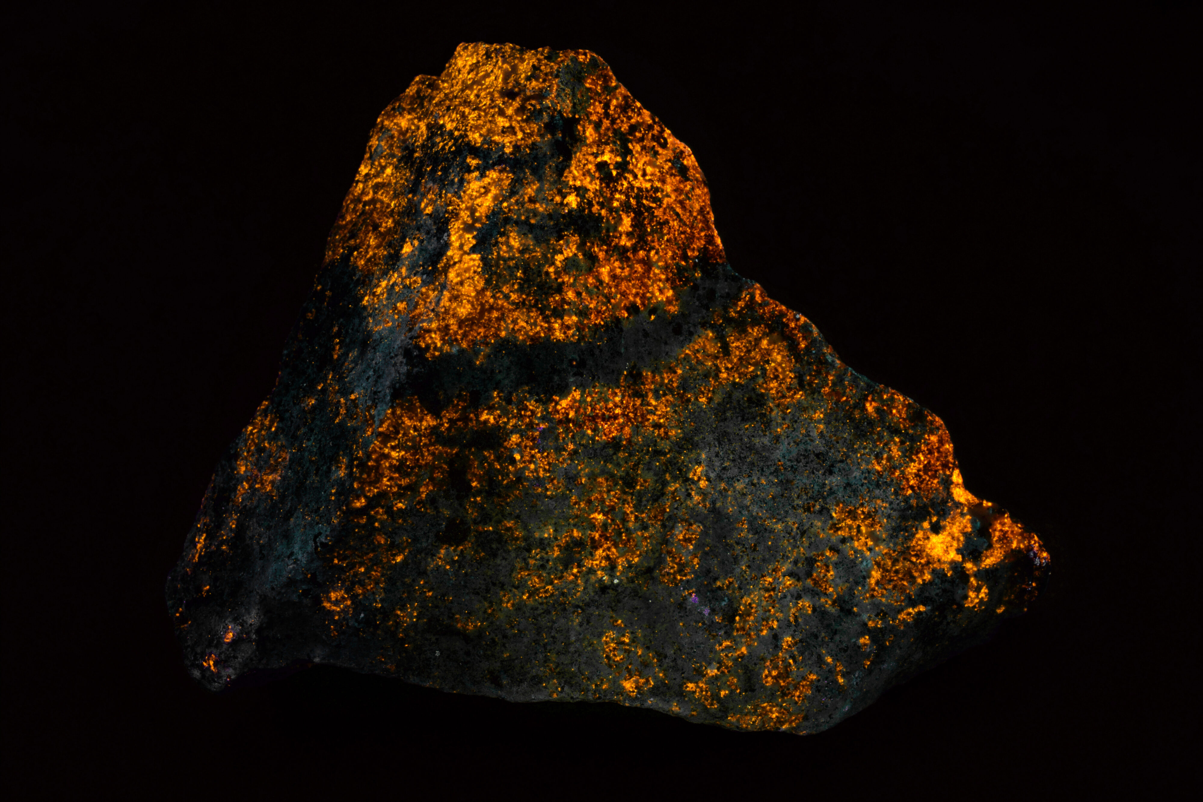 Fluorescence under longwave UV light.