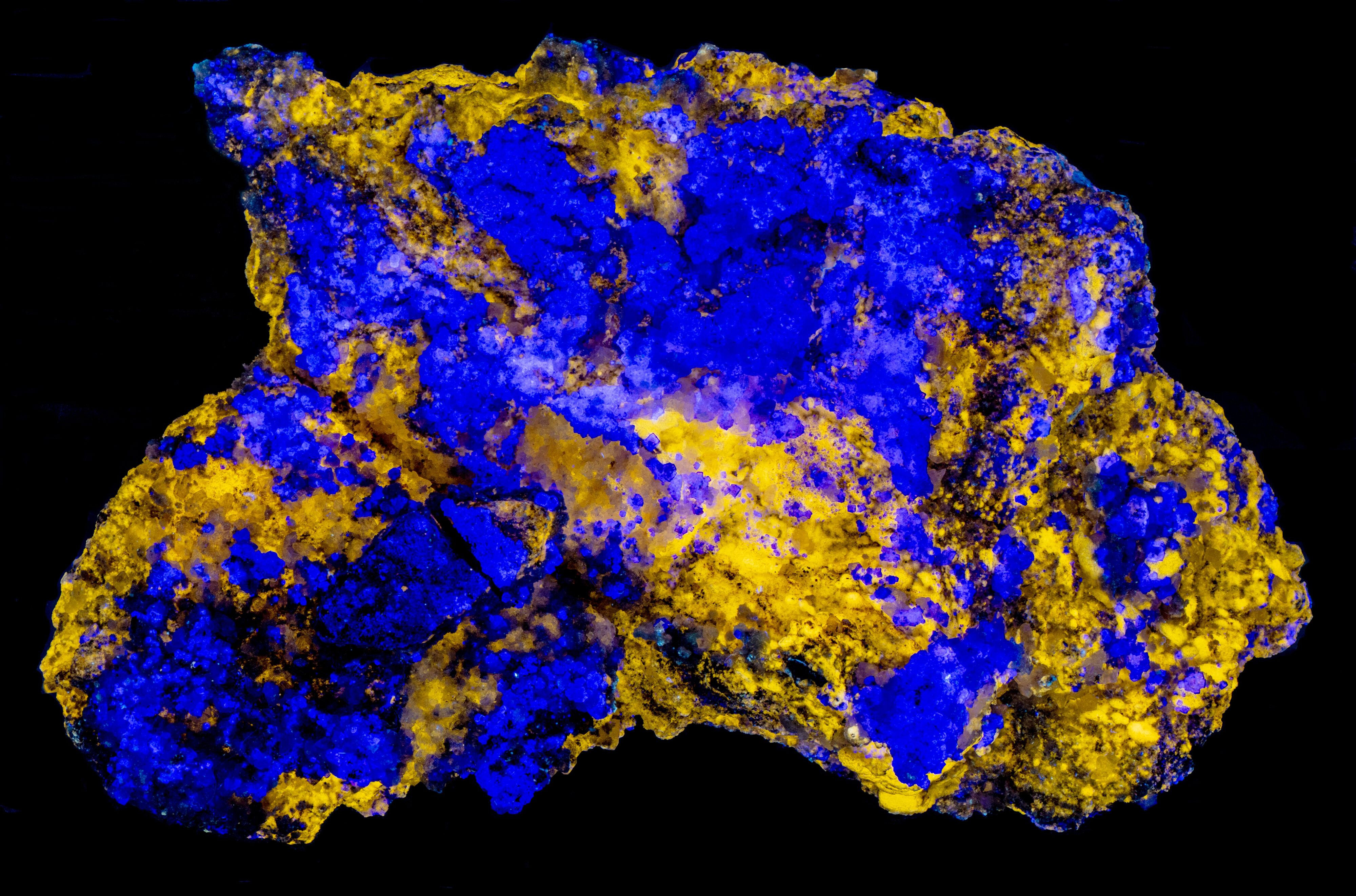 Fluorescence under longwave UV light.