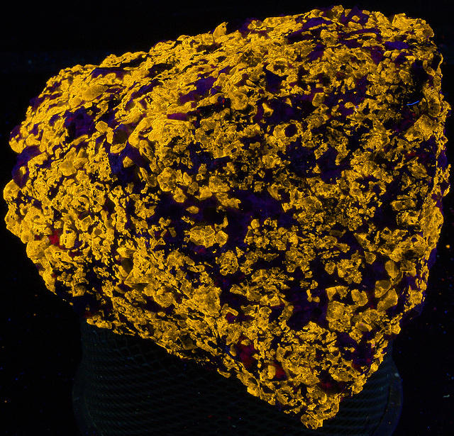 Fluorescence under shortwave UV light.