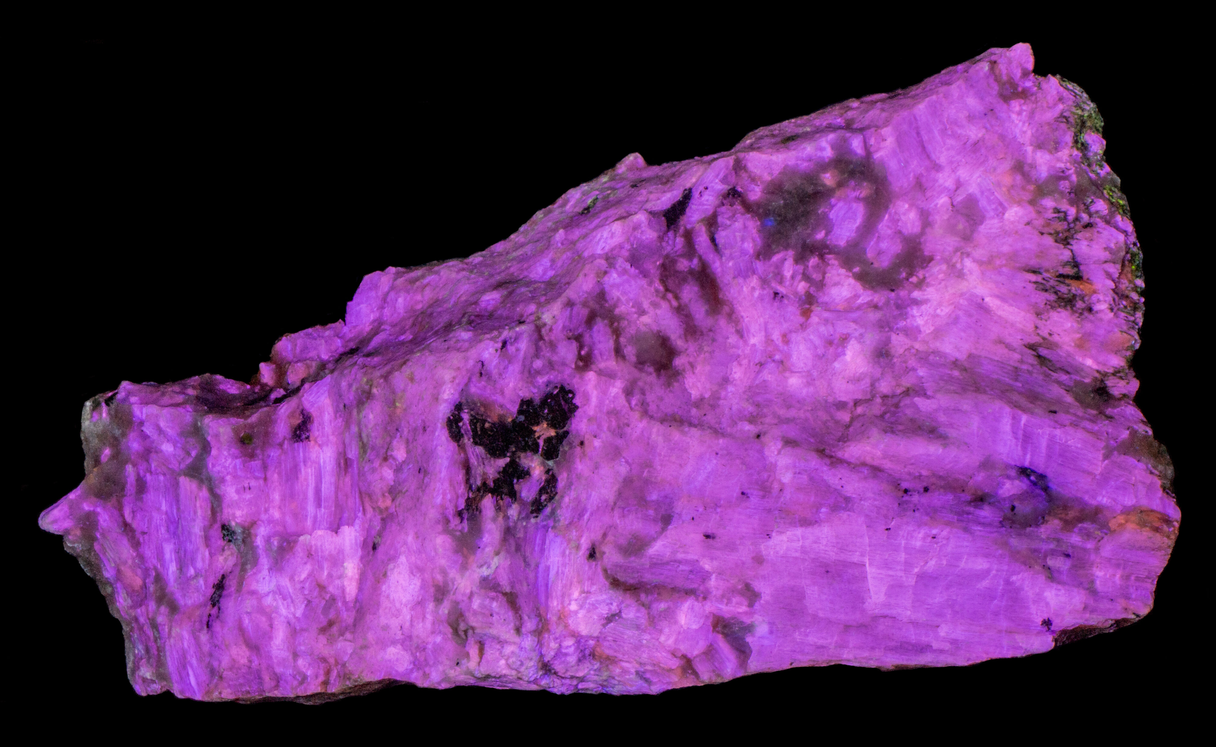 Fluorescence under 340 nm LED UV light.