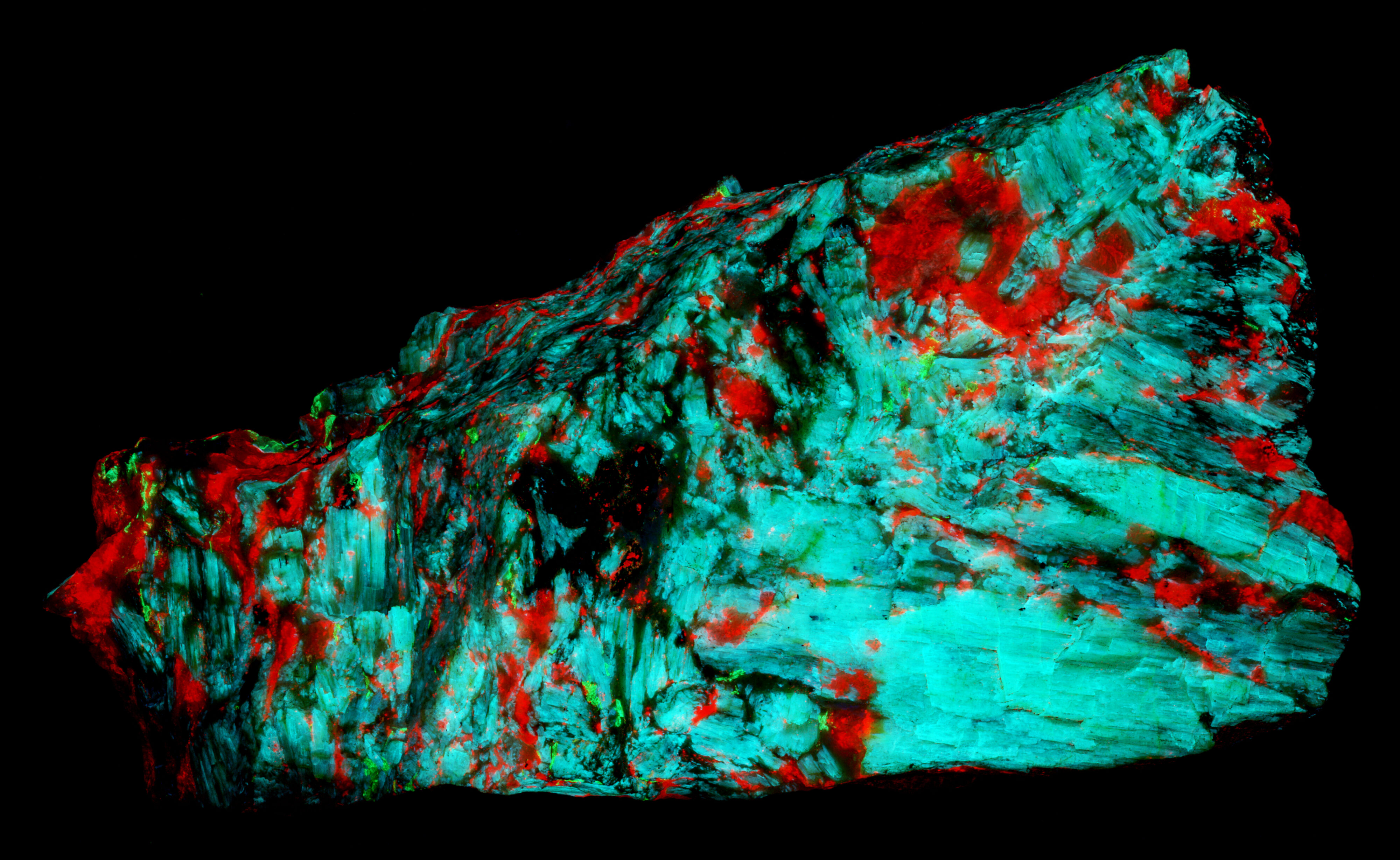 Near infrared and ultraviolet fluorescence under shortwave light.