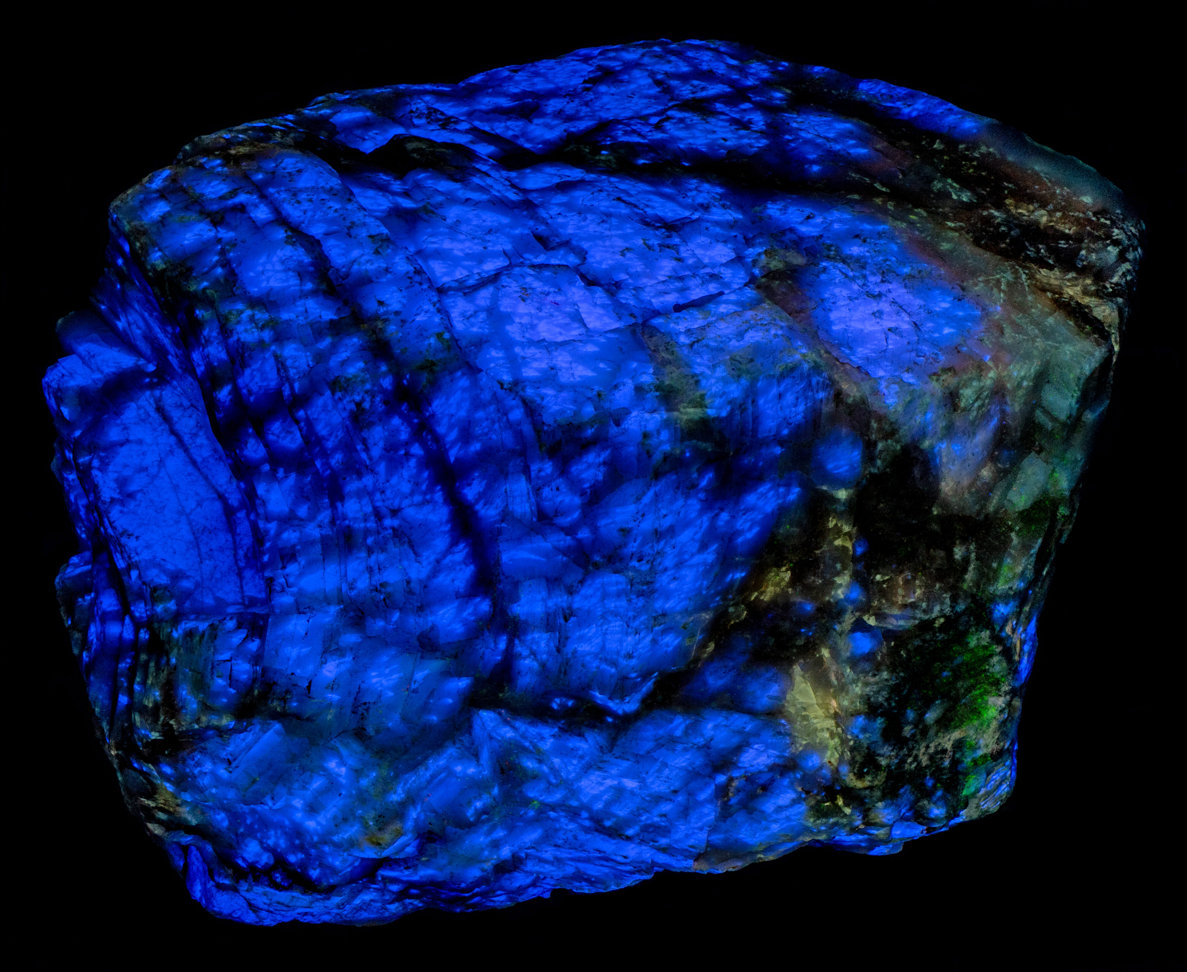 Fluorescence under shortwave UV light.