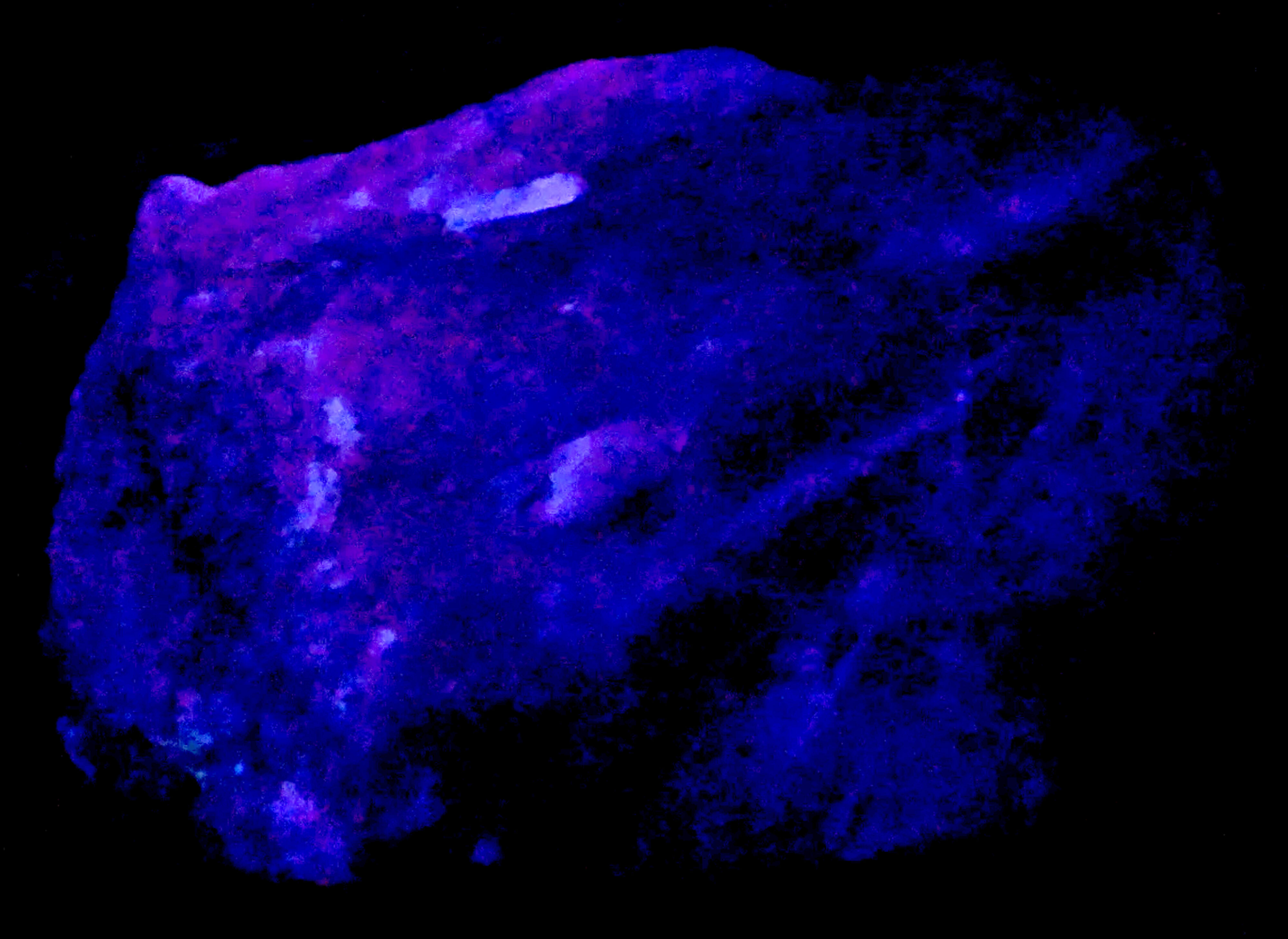 Pink Flash that appears immediately after shortwave light is turned on. Flash is followed by blue fluorescence and thermoluminescence that masks the pink glow.