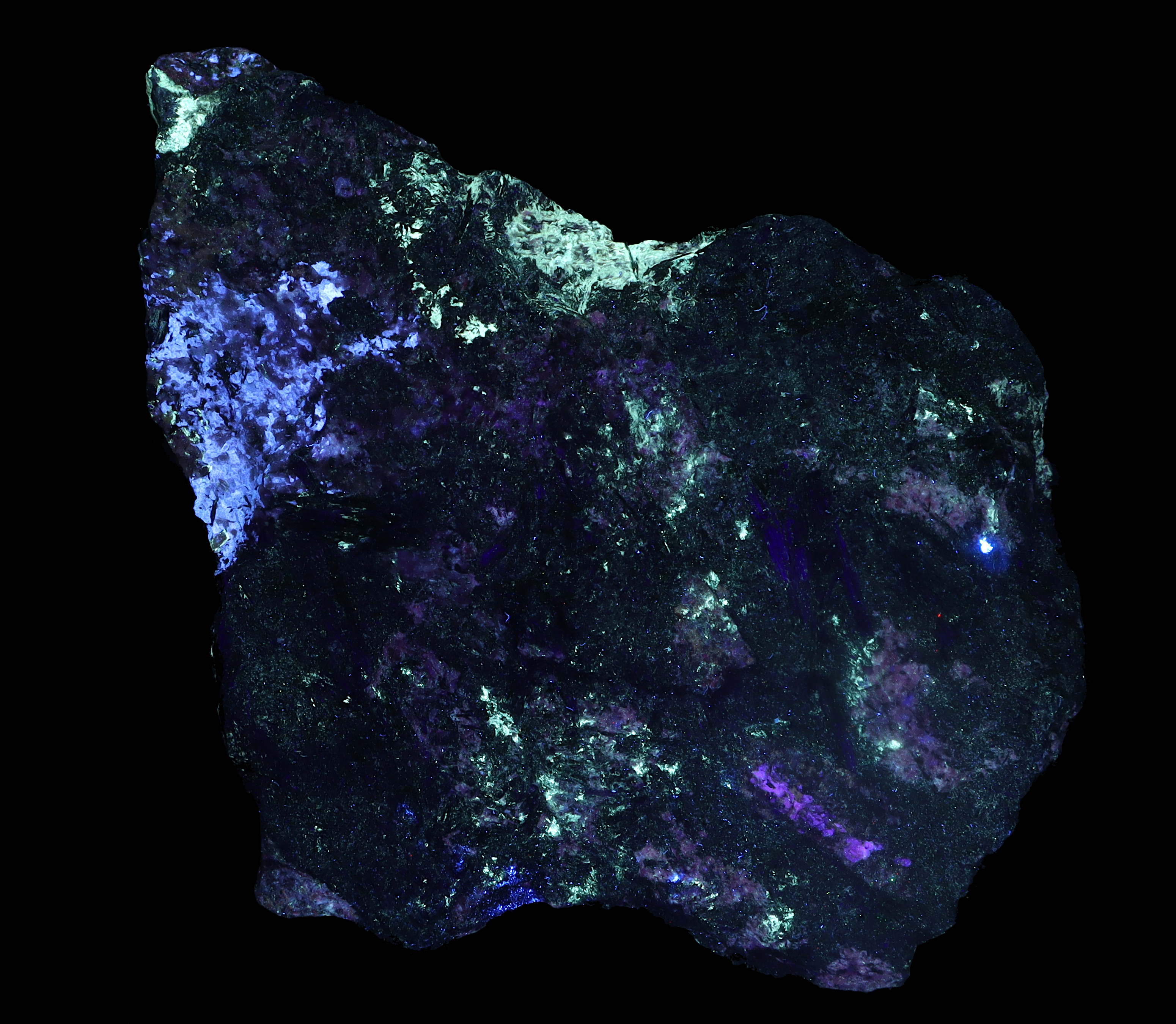 Fluorescence under shortwave and midwave UV light.