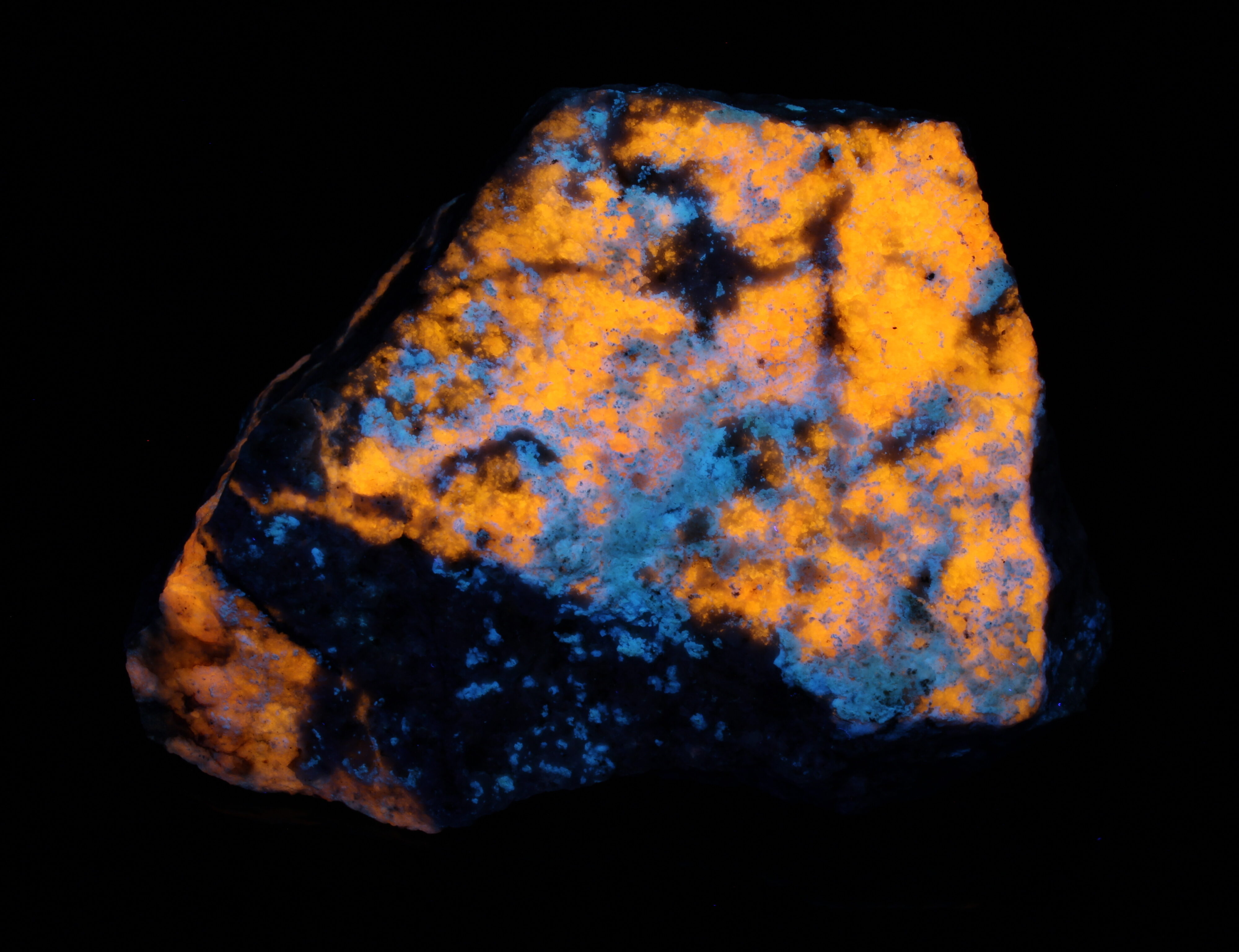 Fluorescence under longwave UV light.