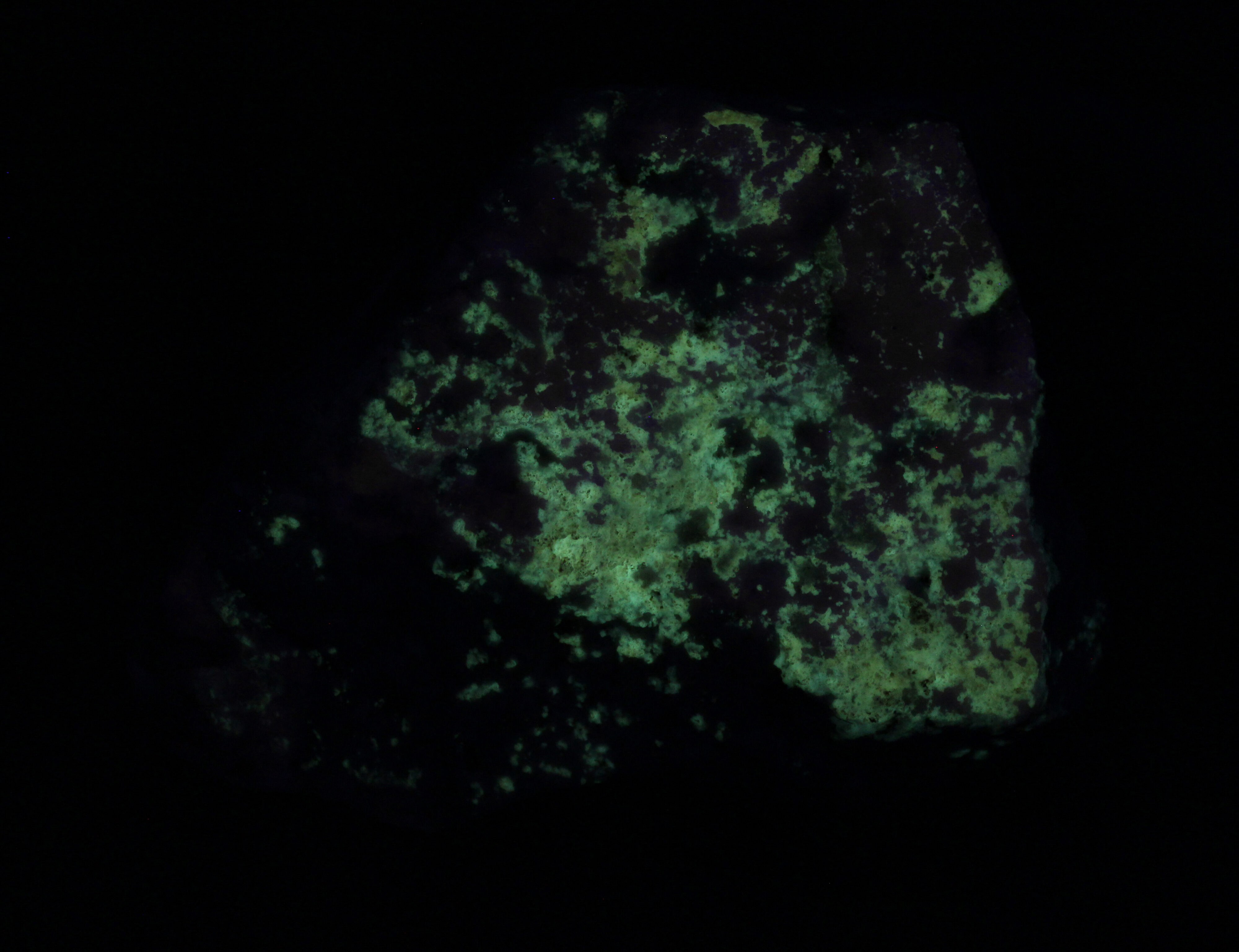 Afterglow after exposure to longwave UV light.