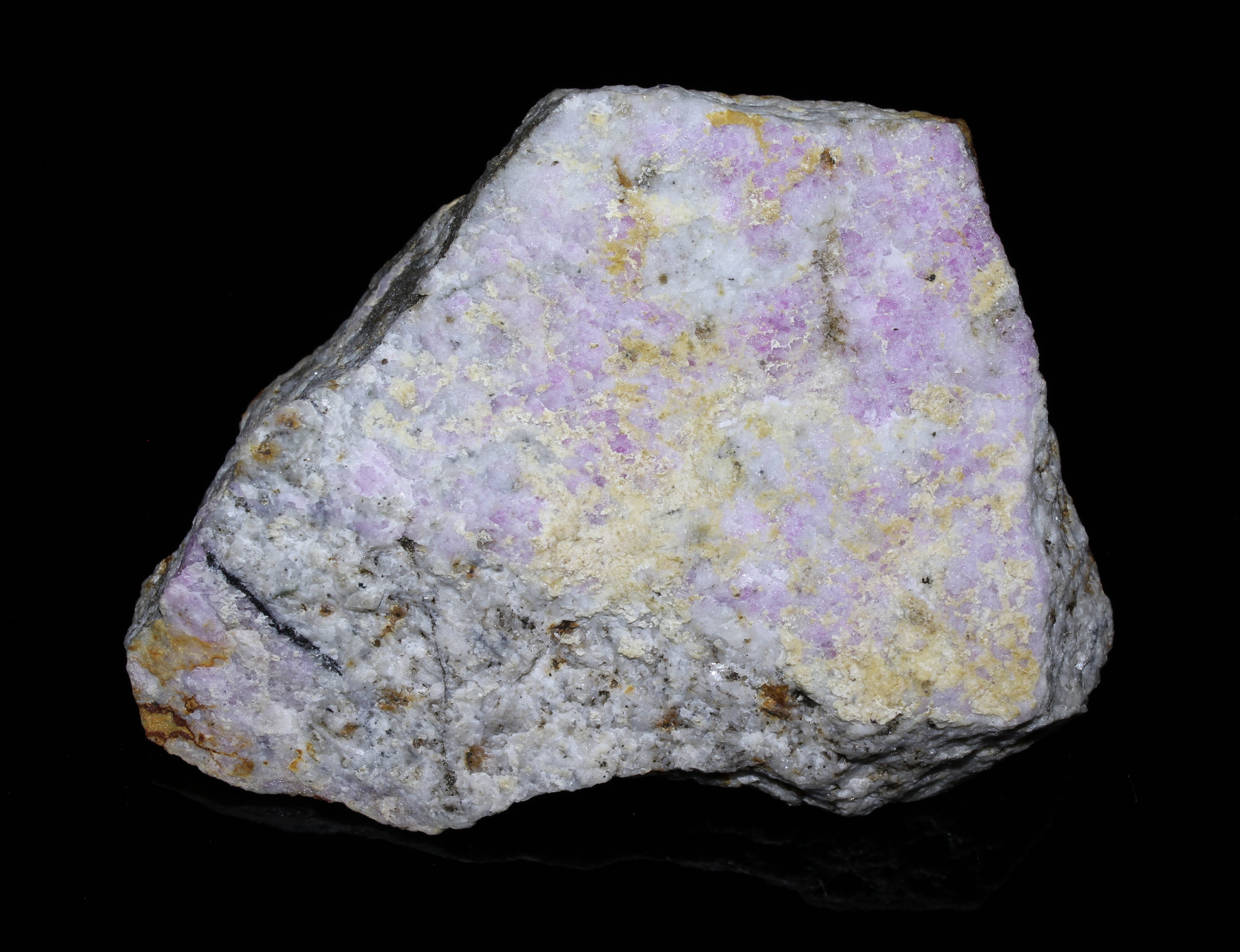 Tenebrescence after exposure to longwave UV light.