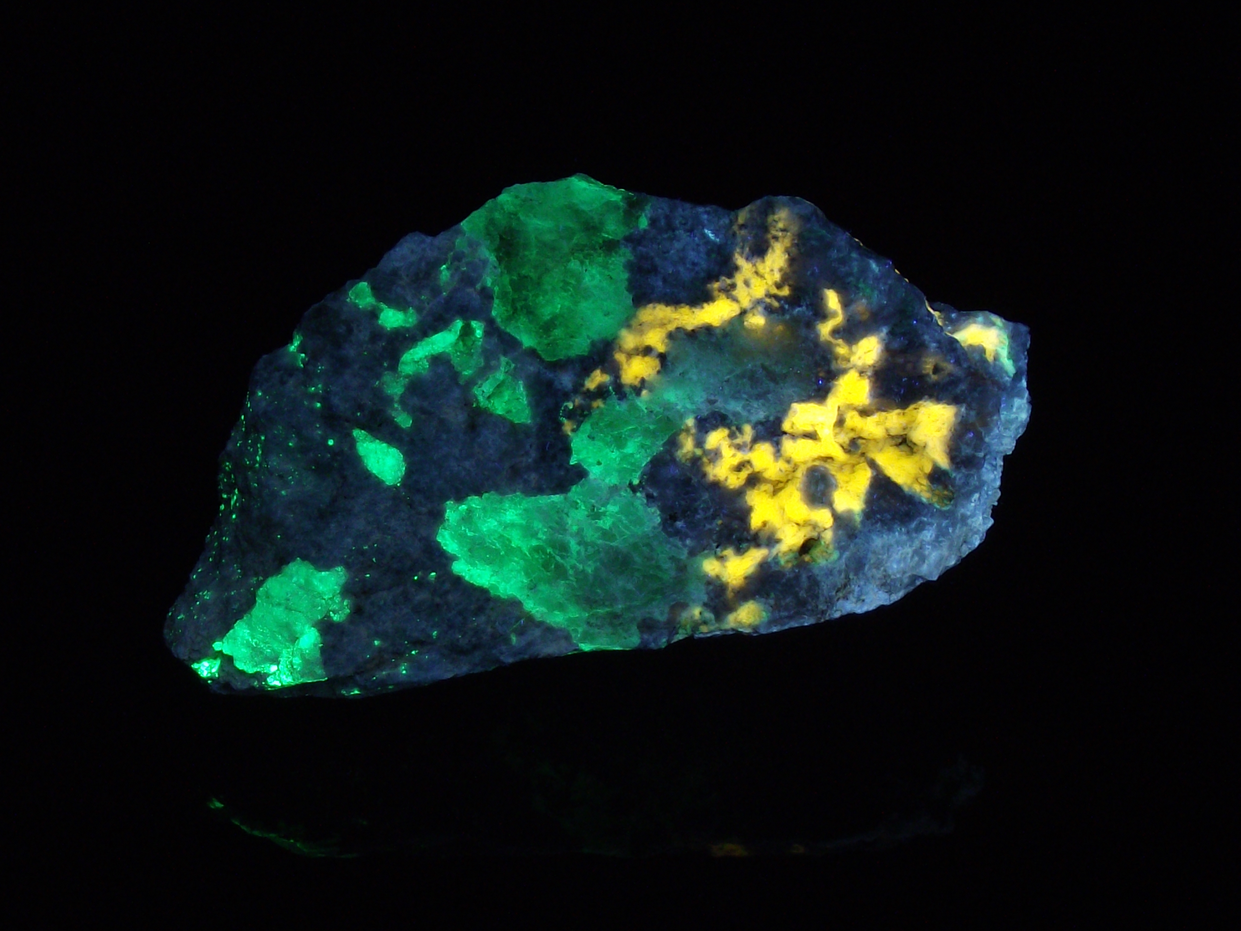 Fluorescence under longwave and shortwave UV light.