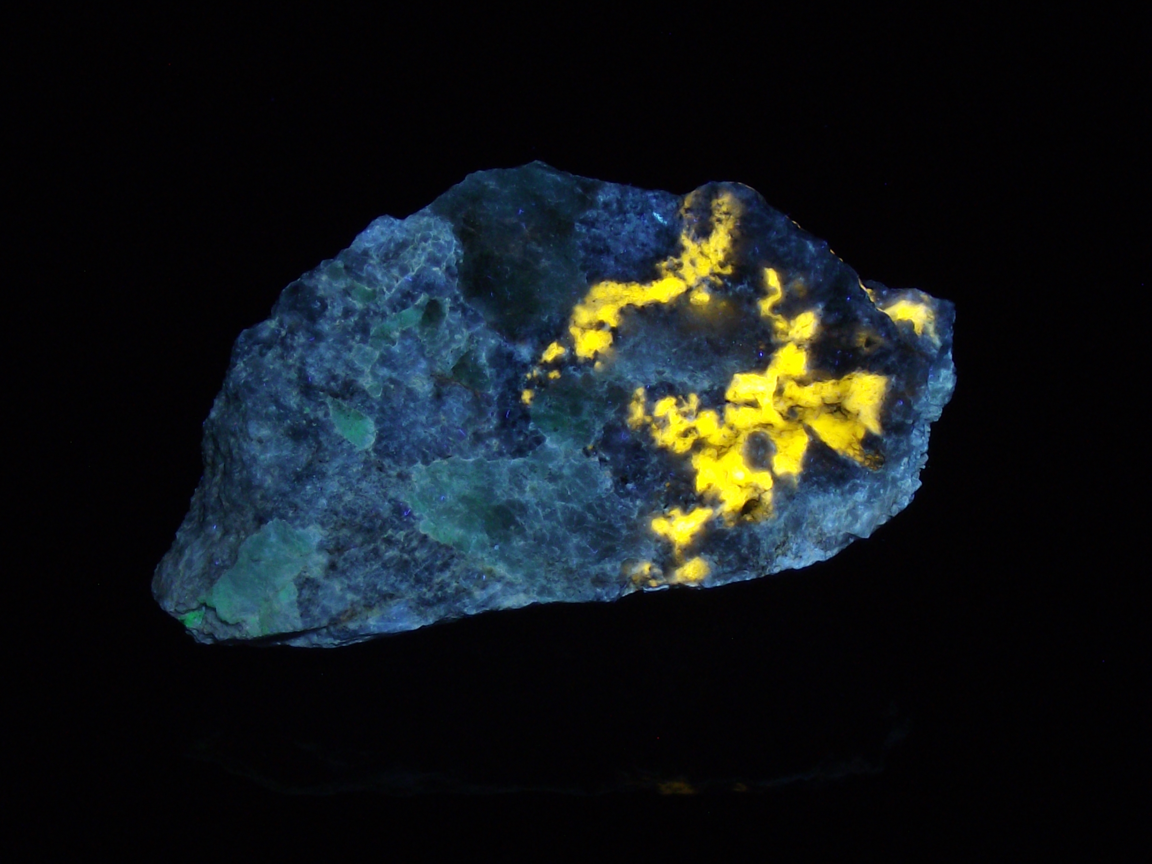 Fluorescence under longwave UV light.