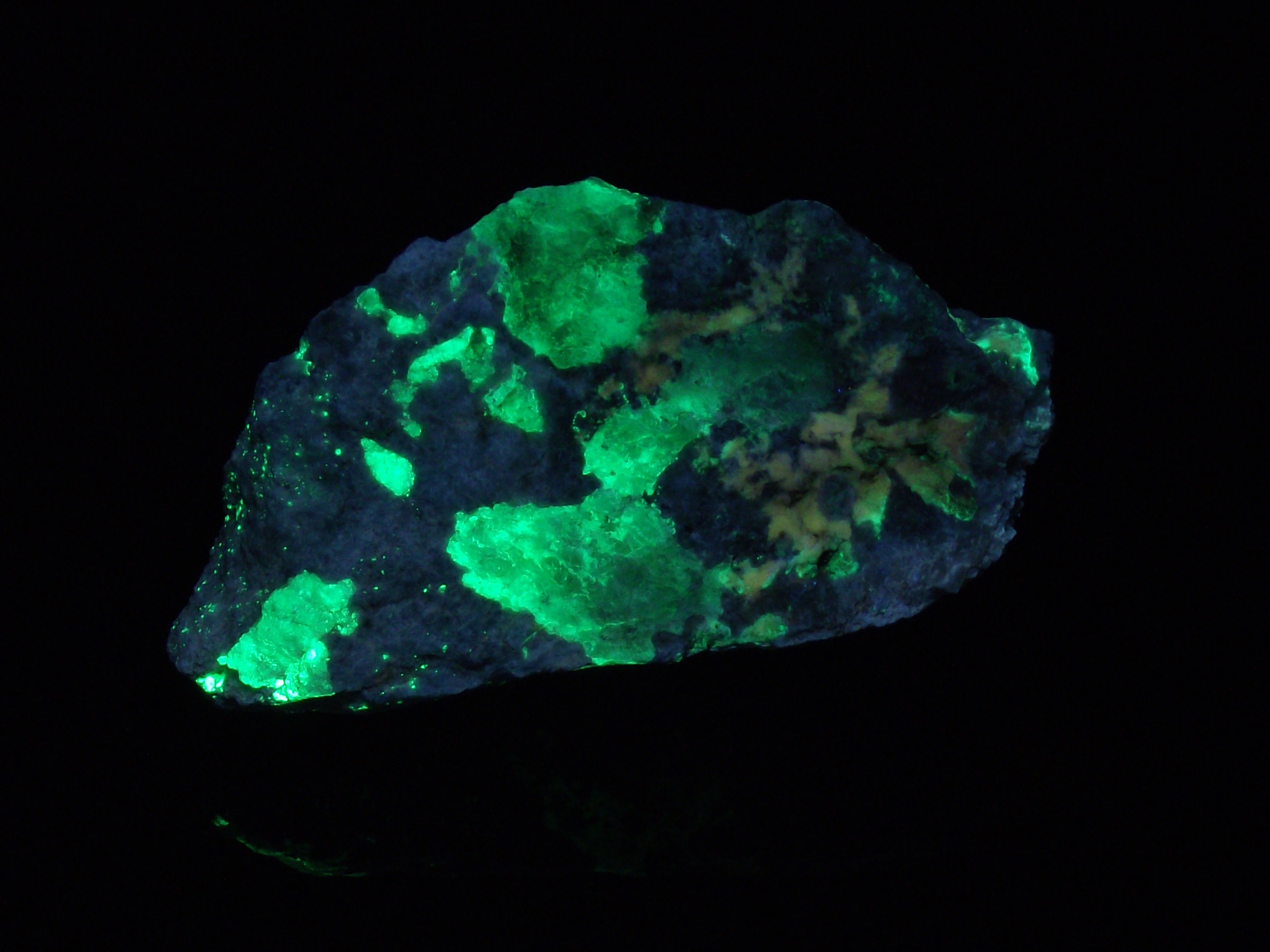 Fluorescence under shortwave UV light.
