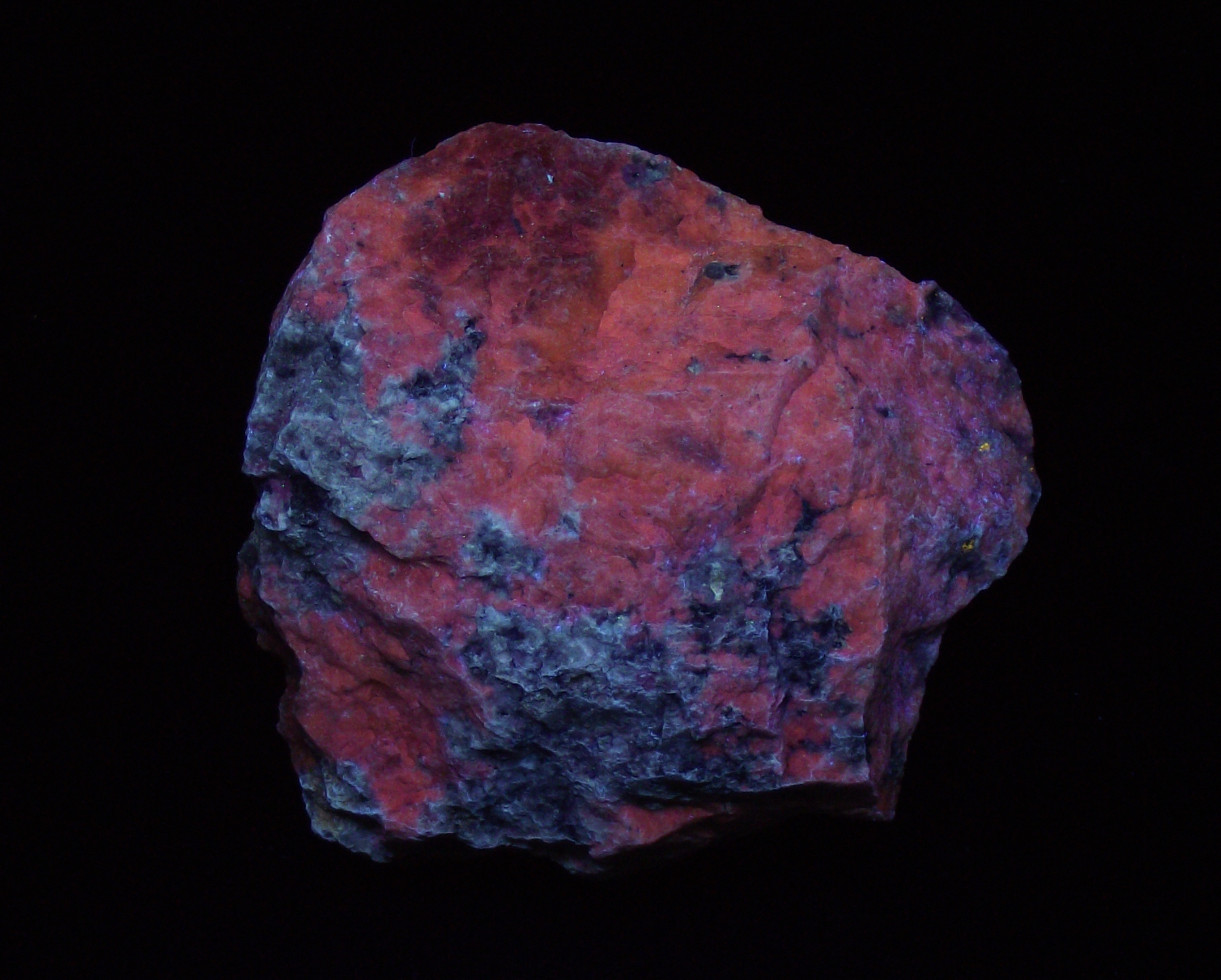 Fluorescence under shortwave UV light.