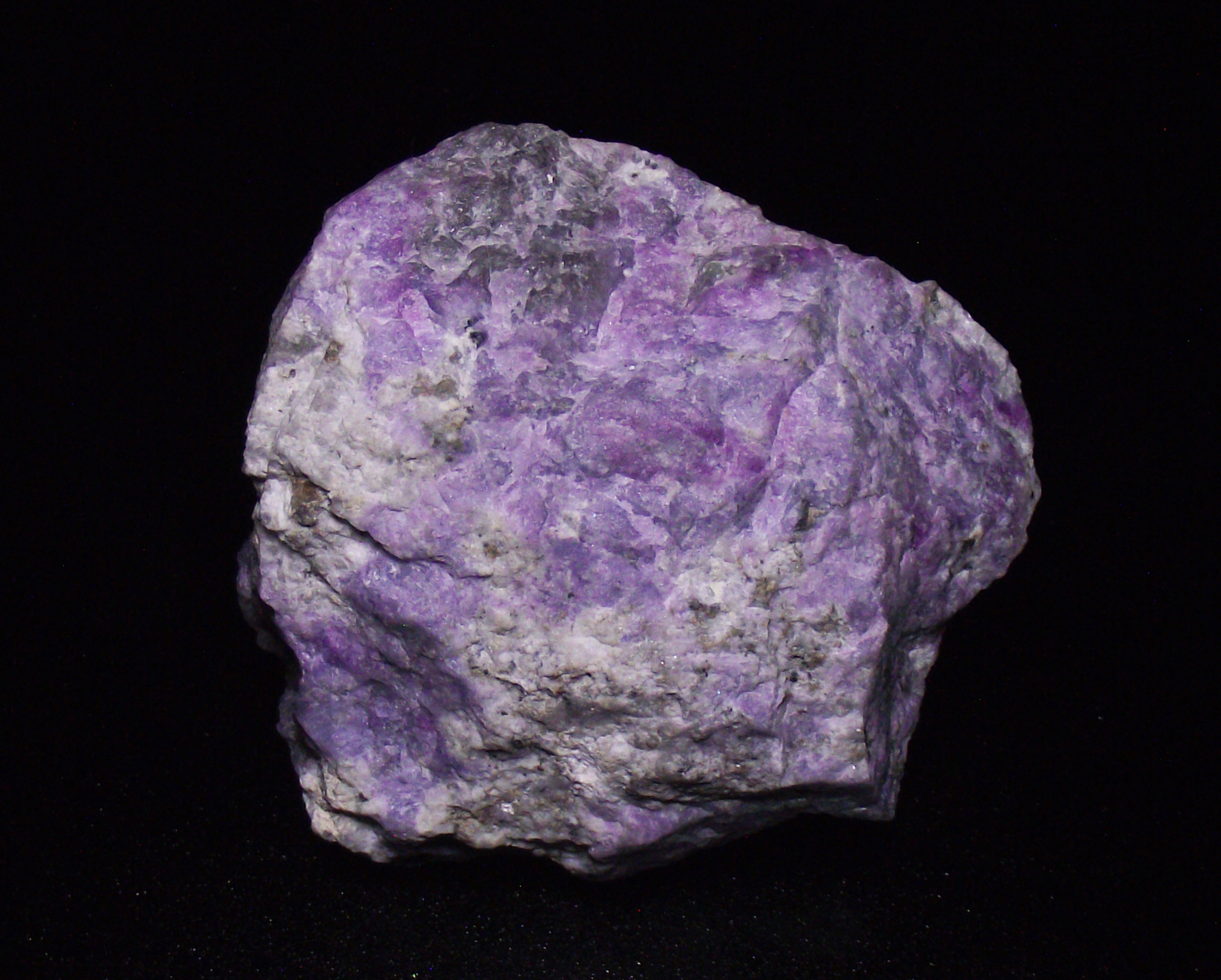 Tenebrescence after exposure to shortwave UV light.
