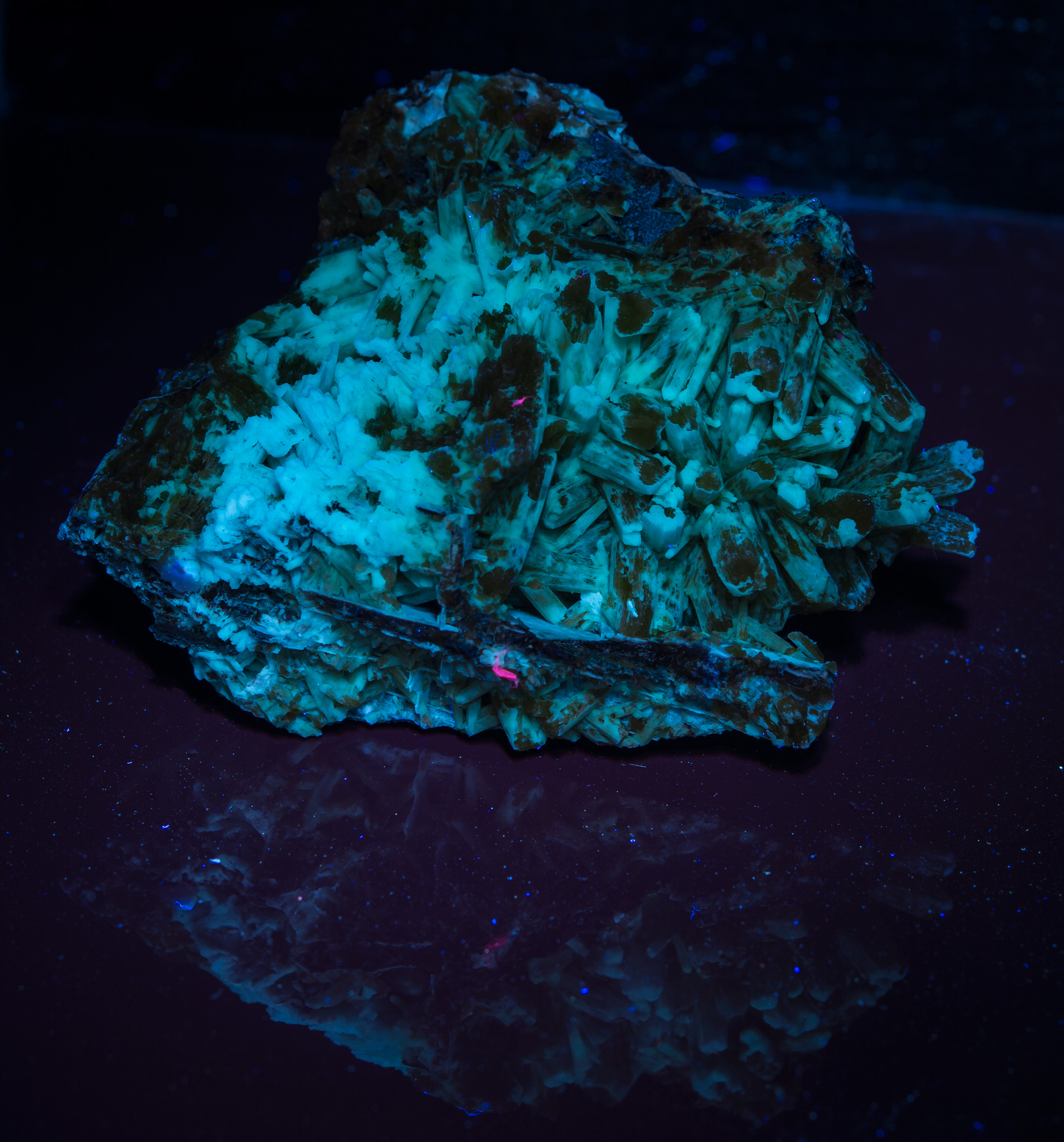 Fluorescence under longwave UV light.