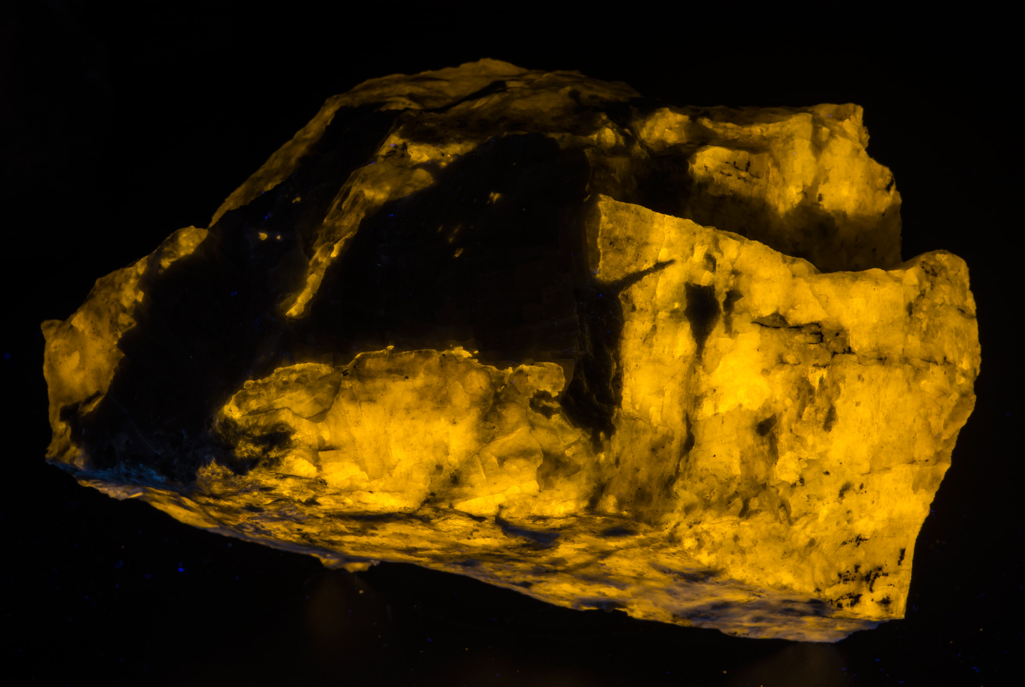 Fluorescence under longwave UV light.