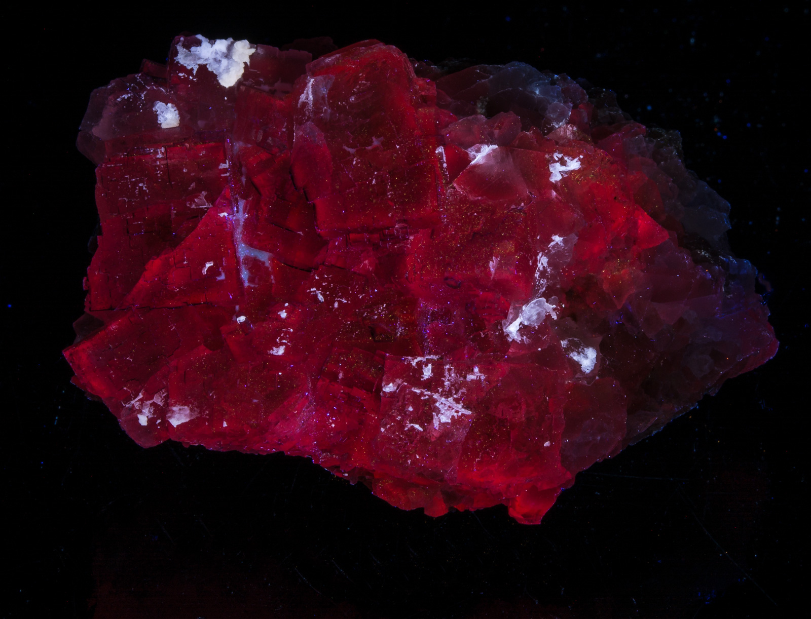 Fluorescence under longwave UV light.