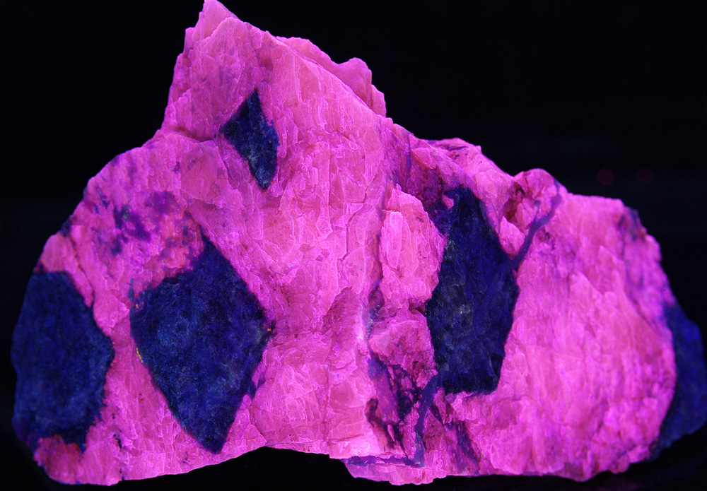 Fluorescence under shortwave UV light.
