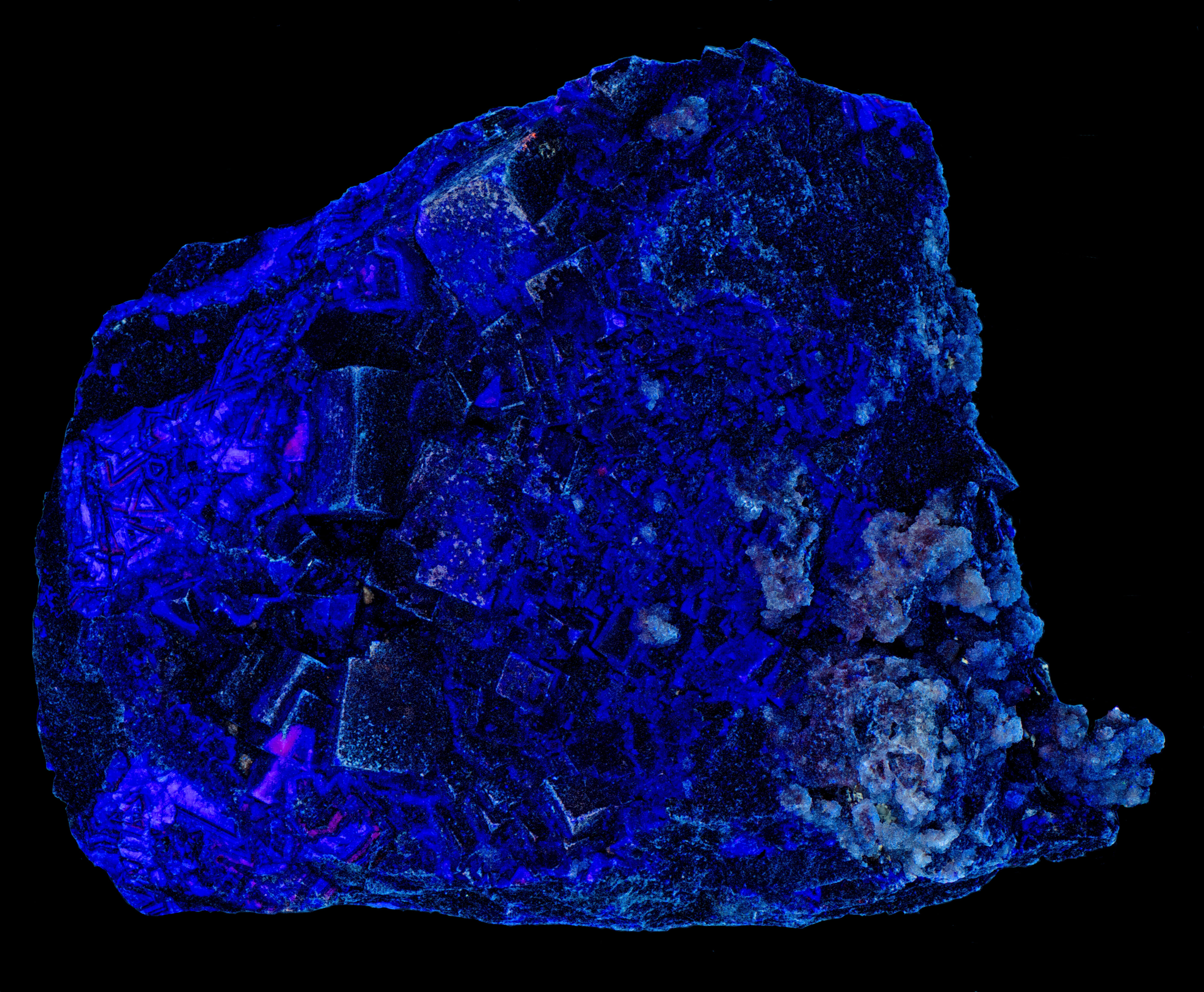 Fluorescence under longwave UV light.