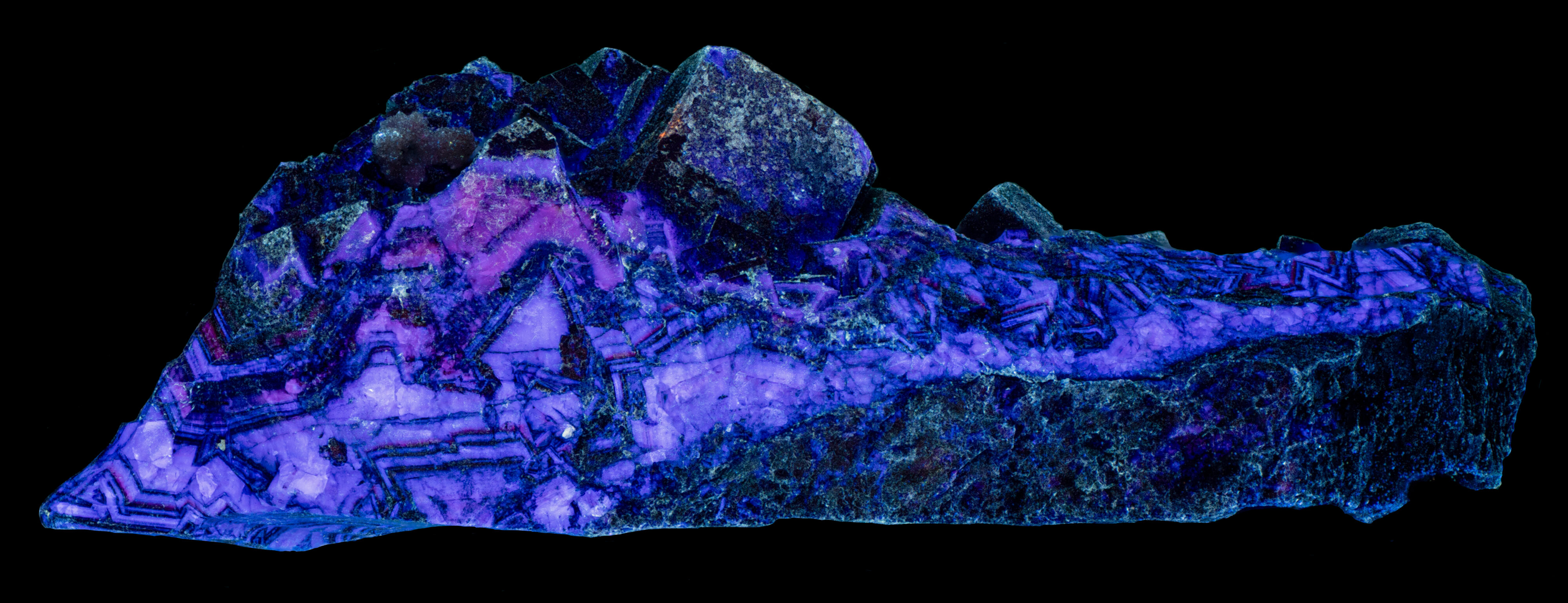 Fluorescence under longwave UV light. Side 2.