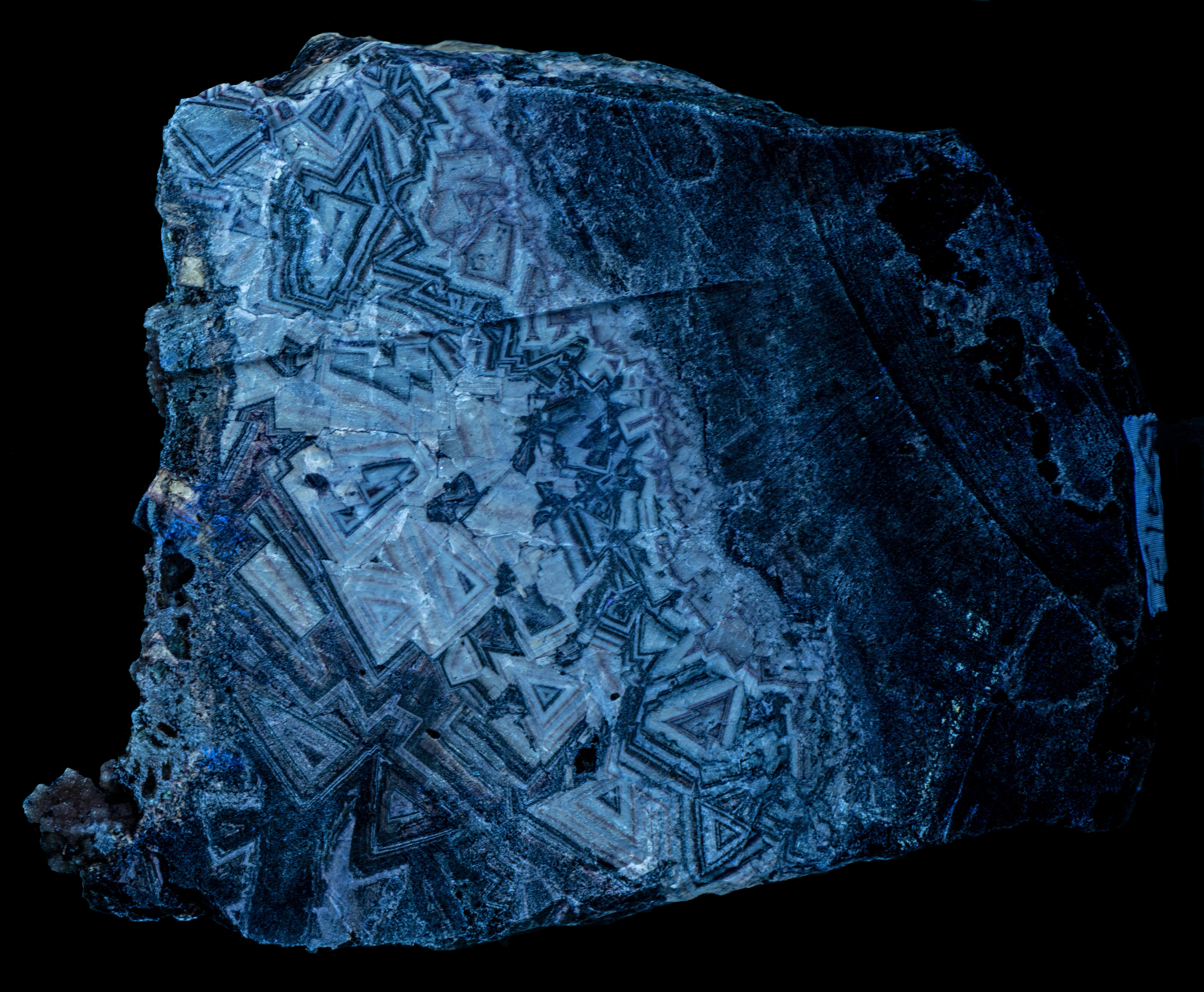 Fluorescence under shortwave UV light. Side 3.