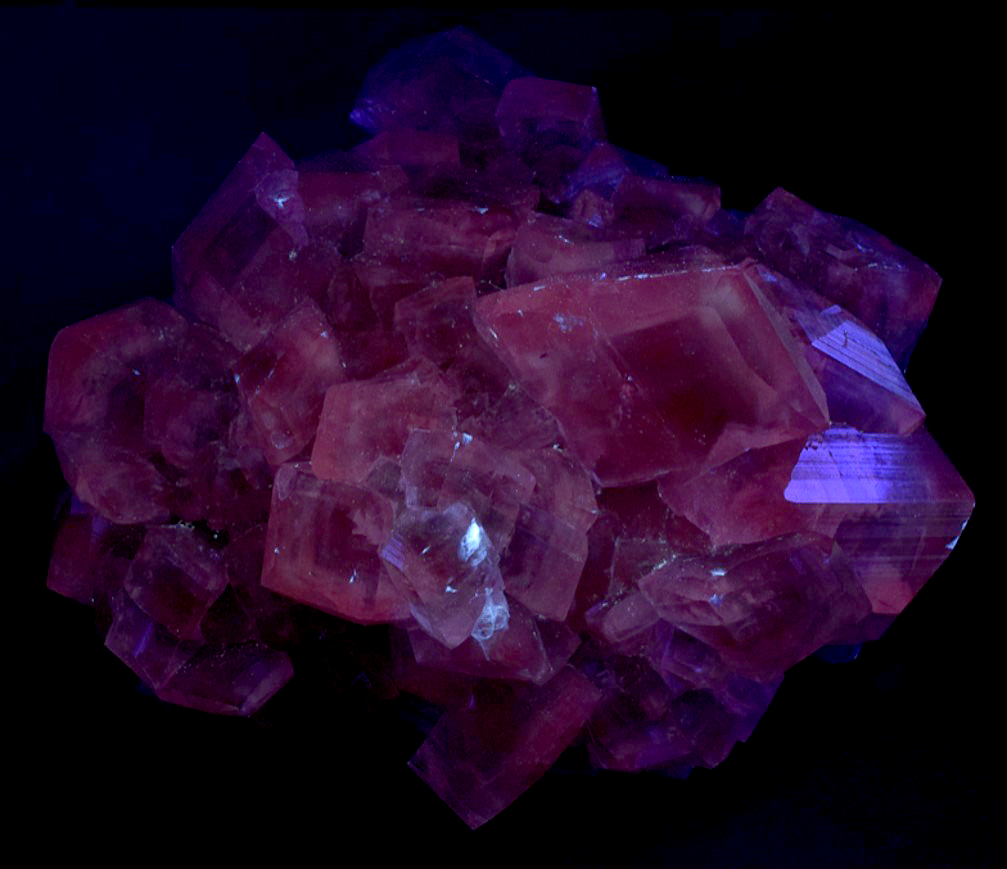 Fluorescence under longwave UV light.
