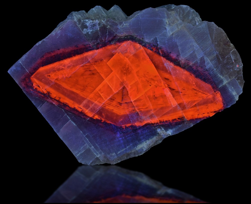 Fluorescence under shortwave UV light.