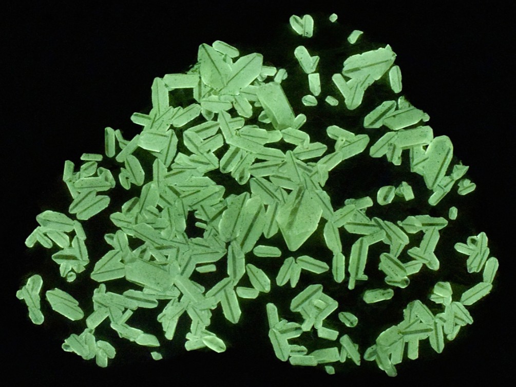 Afterglow after exposure to longwave UV light.