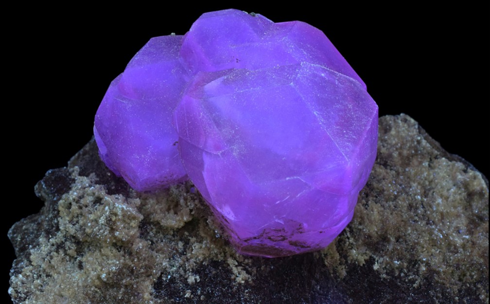 Fluorescence under midwave UV light.