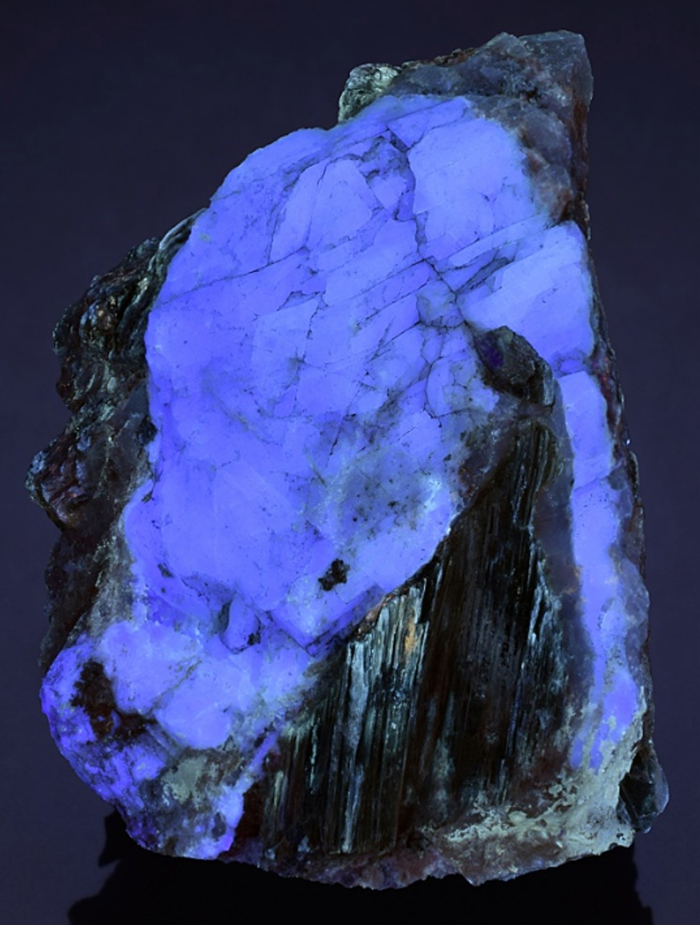 Fluorescence under longwave UV light.