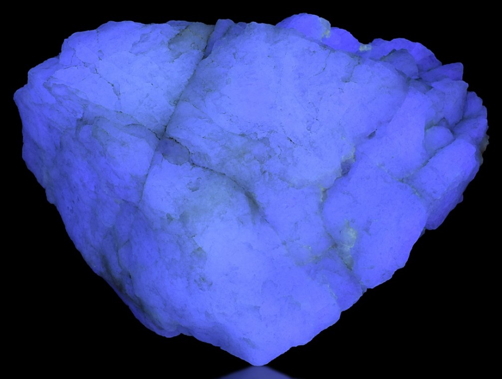 Fluorescence under longwave UV light.
