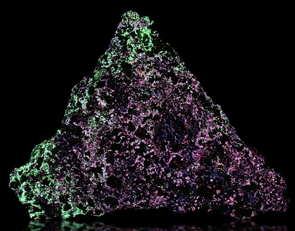 Afterglow after exposure to longwave UV light.