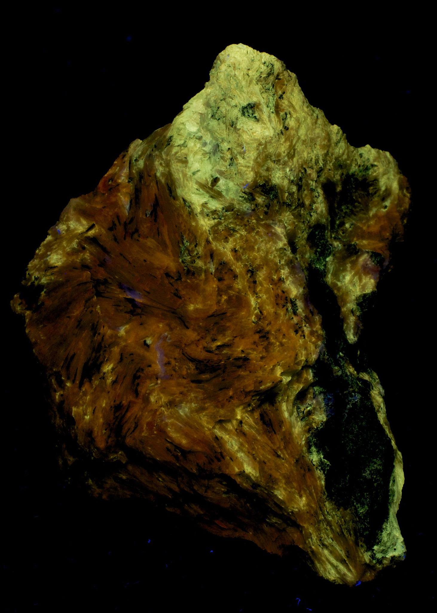 Fluorescence under shortwave UV light.