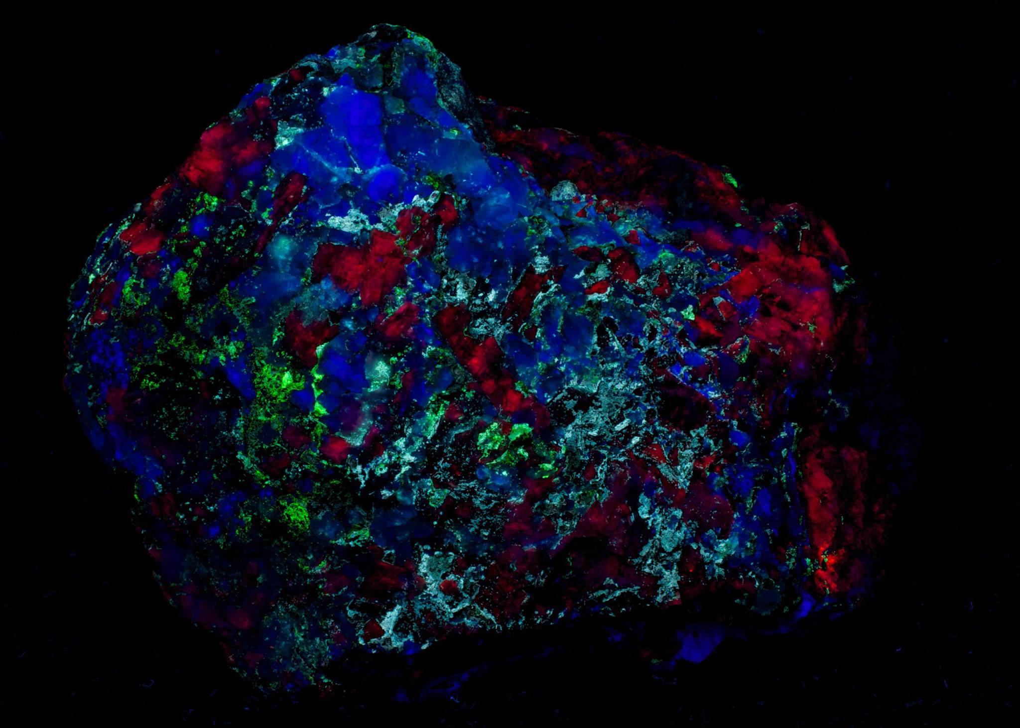 Fluorescence under longwave and shortwave UV light.