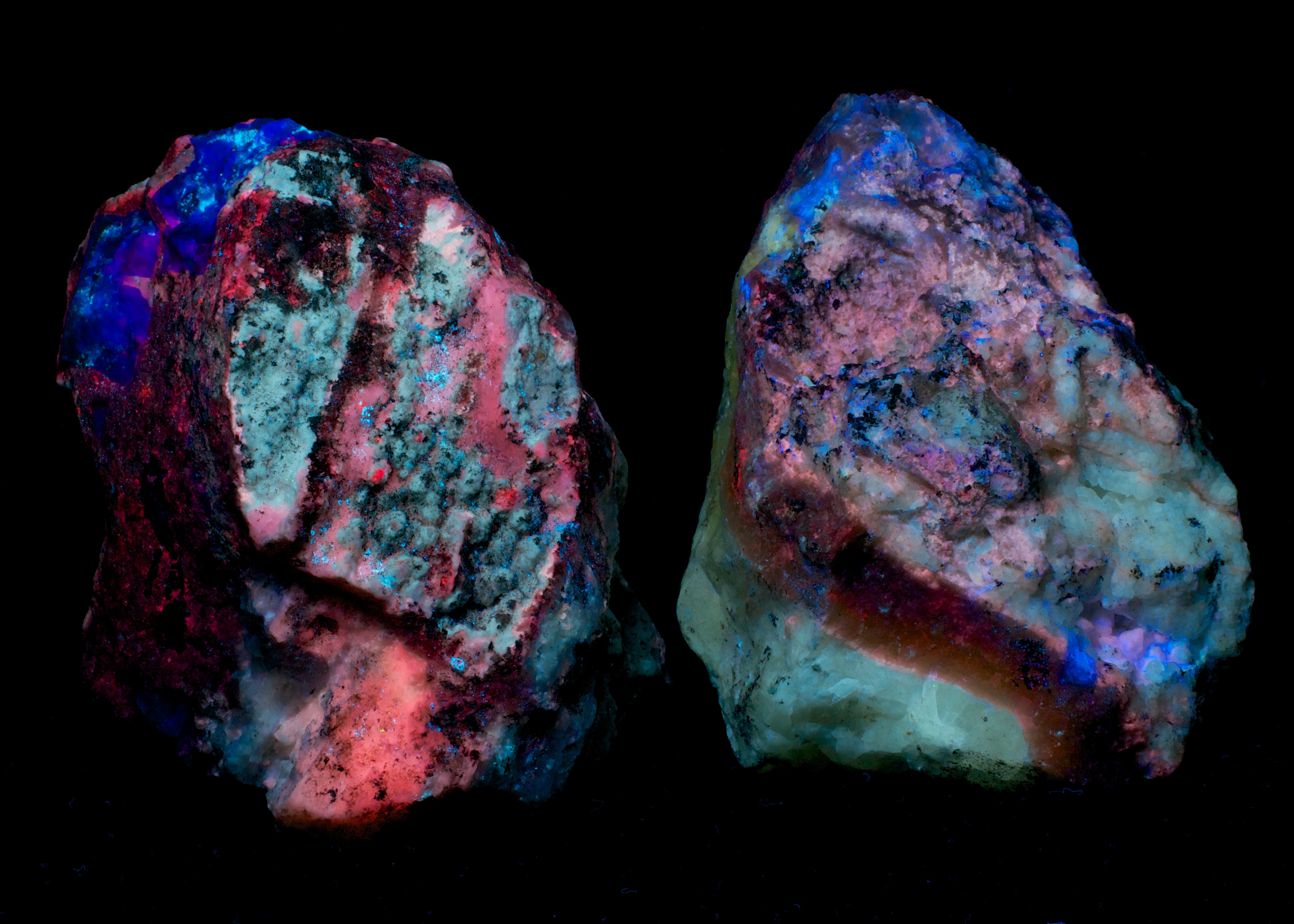 Fluorescence under shortwave UV light.