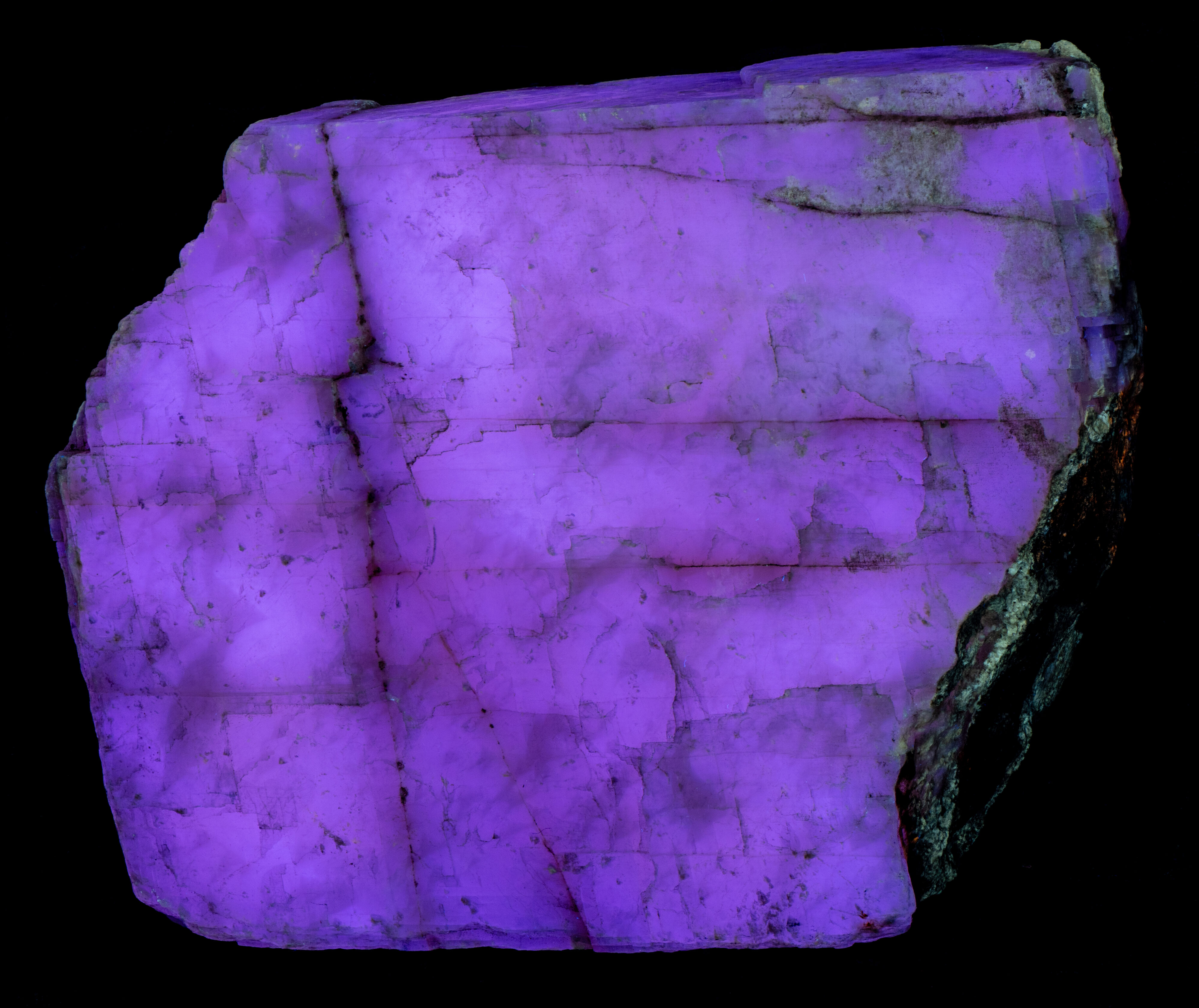 Fluorescence under longwave UV light.