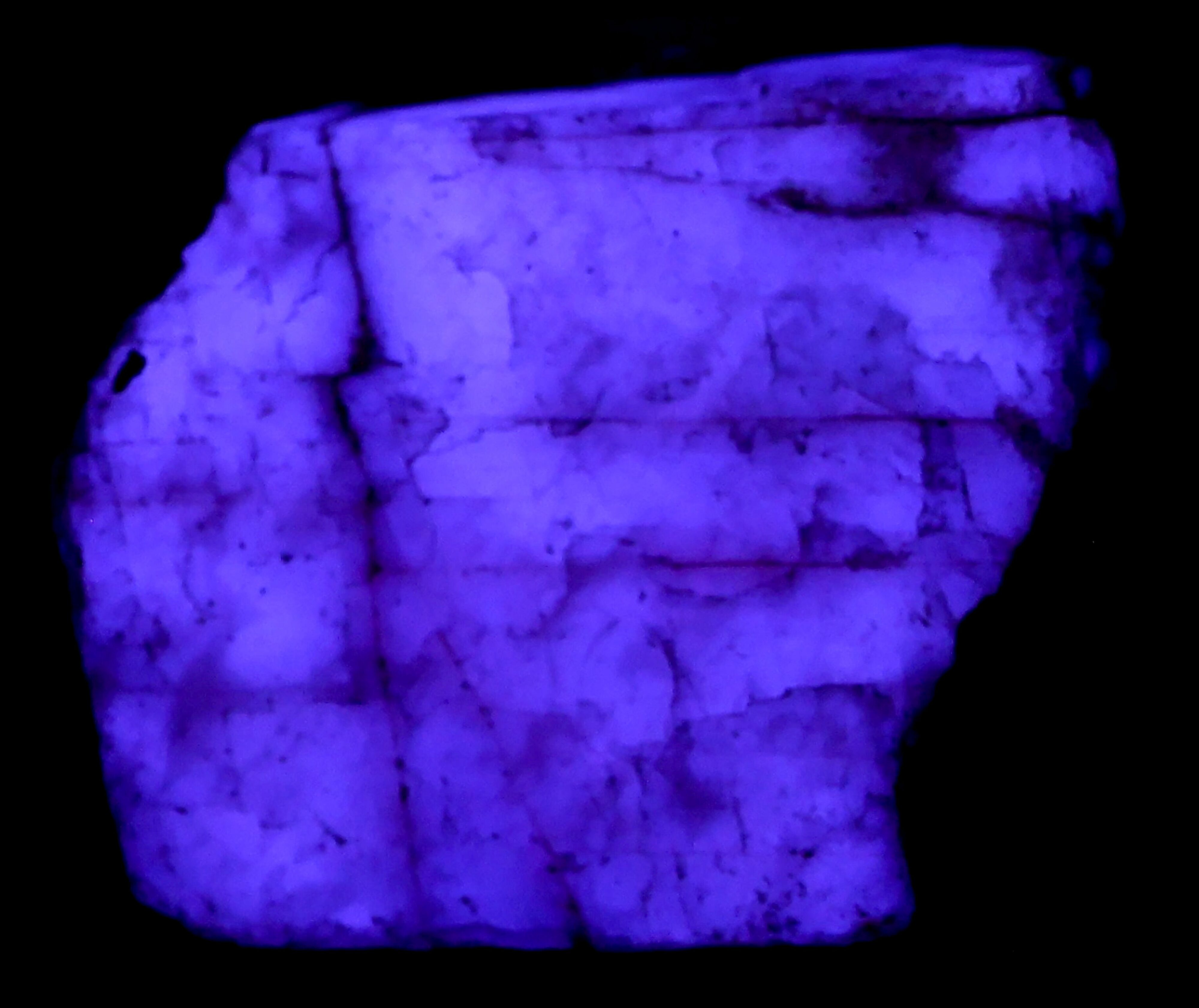 Afterglow after exposure to longwave UV light.